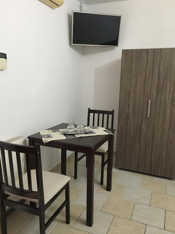 Televízia a/alebo spoločenská miestnosť v ubytovaní Napház Apartman