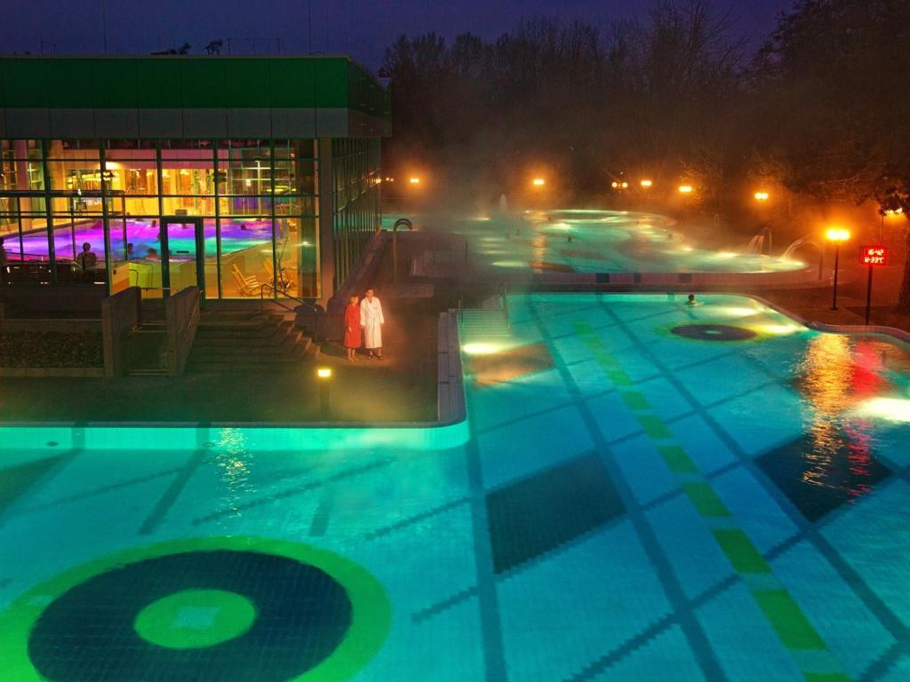 ein Schwimmbad vor einem Gebäude in der Nacht in der Unterkunft CariSSA AparthotelFerienwohnung in Bad Bevensen