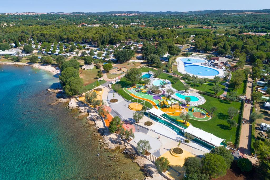 Бассейн в Maistra Camping Polari Mobile homes или поблизости