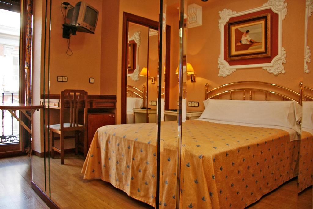 Postel nebo postele na pokoji v ubytování Hostal Victoria III