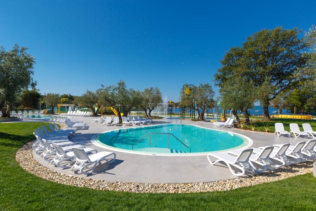 Бассейн в Maistra Camping Polari Mobile homes или поблизости