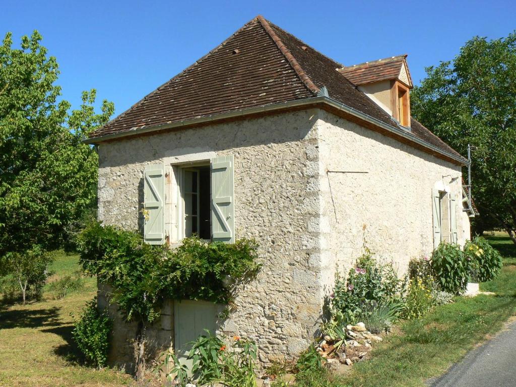 CreysseにあるLa petite maison de Clotildeの道路脇の古石造りの家