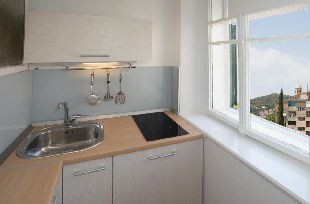 A kitchen or kitchenette at Dalmatian House