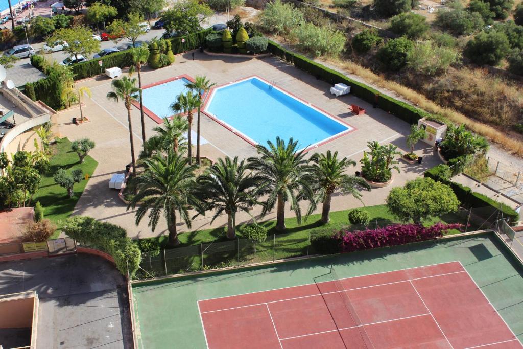 Bazén v ubytovaní Apartamentos Vistamar alebo v jeho blízkosti