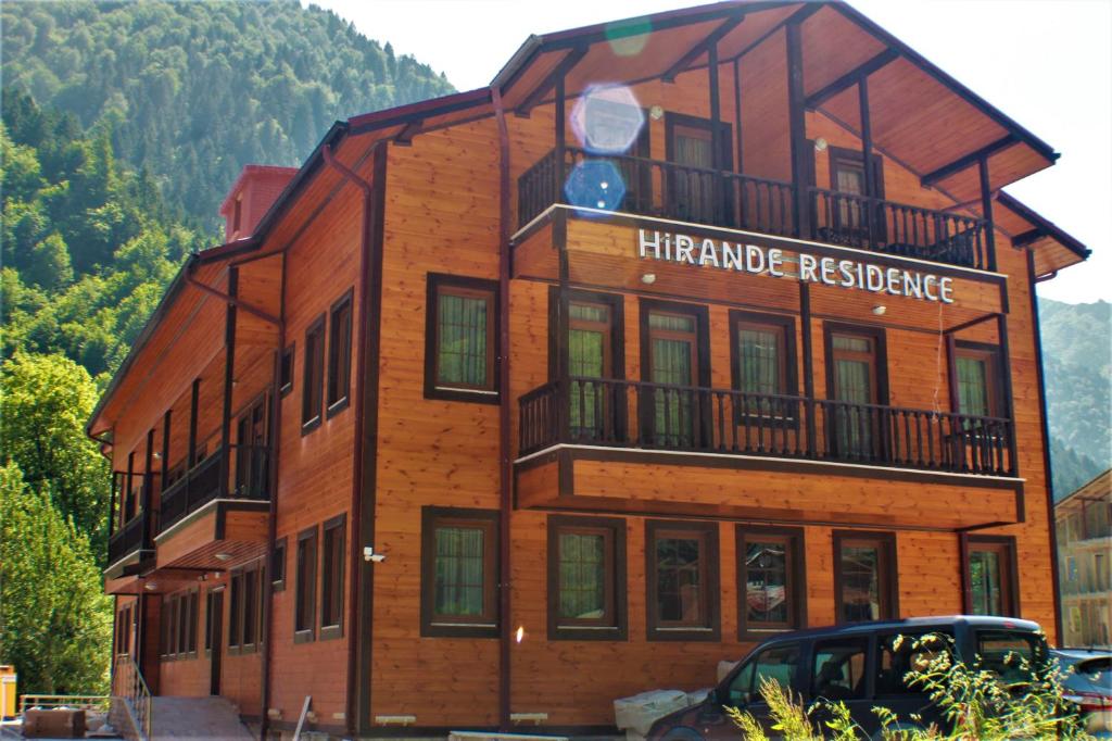 un gran edificio de madera con un cartel. en Hirande Uzungöl, en Uzungöl