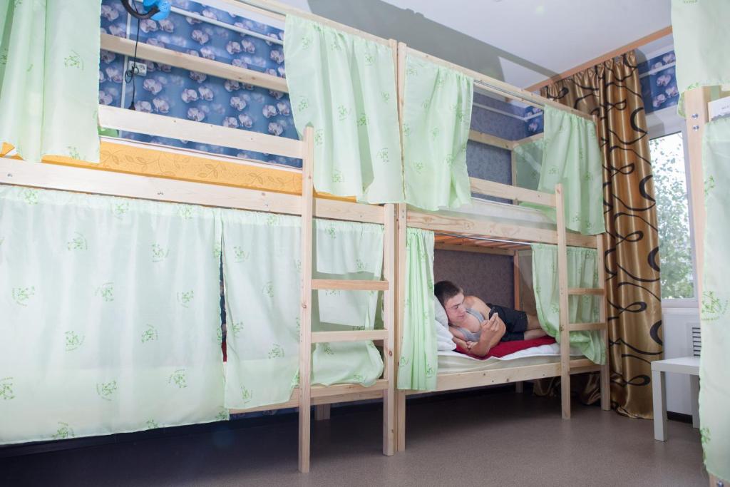 ヤクーツクにあるHostels Rus - Yakutskの二段ベッドの若者