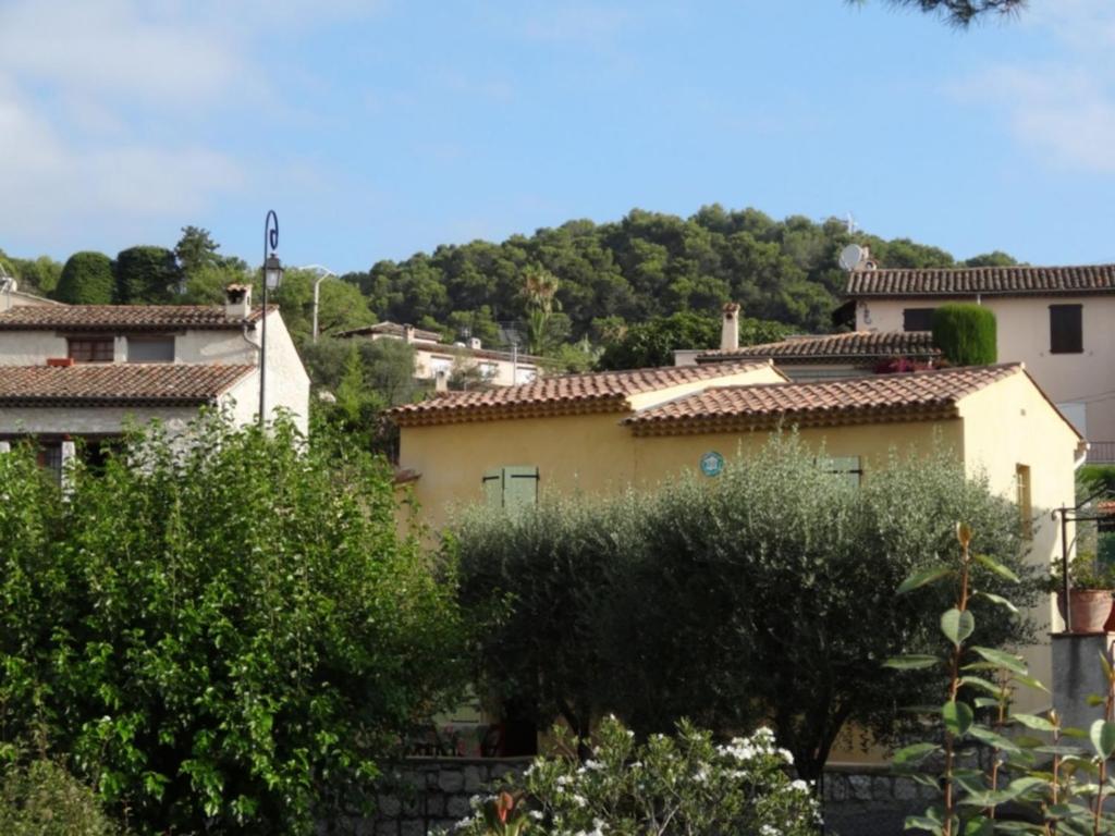 a house with a mountain in the background at La Pitchounette in La Colle-sur-Loup