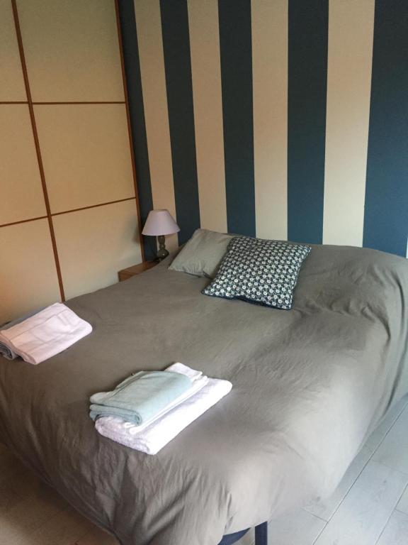 - une chambre avec un lit et des serviettes dans l'établissement Casa Lavagna giardinetto, à Lavagna