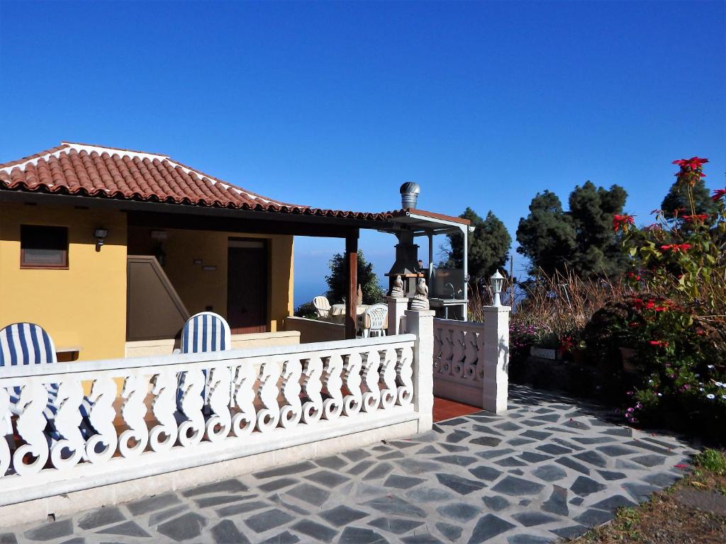 a white fence in front of a house at El Lagar in Icod de los Vinos