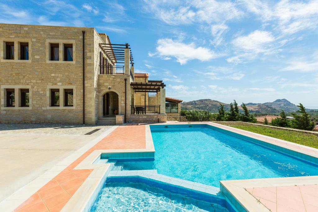 una piscina di fronte a una casa di Thalia Villa, majestic landscape of South Crete, By ThinkVilla a Lefkogeia