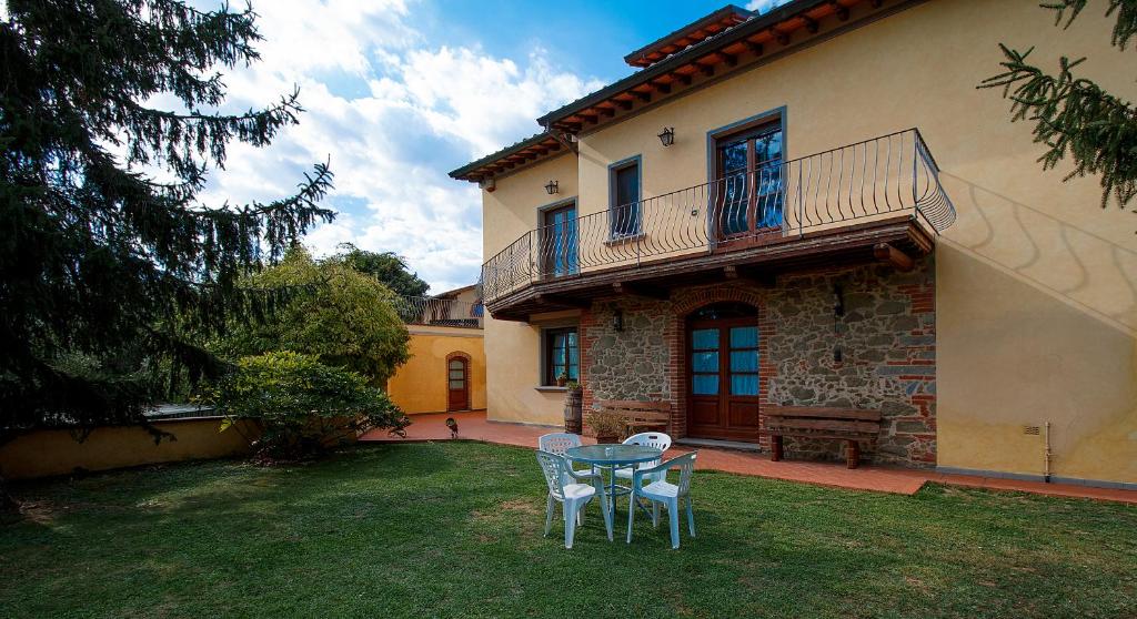 a table and chairs in the yard of a house at Il Casolare Di Leonardo in Vinci