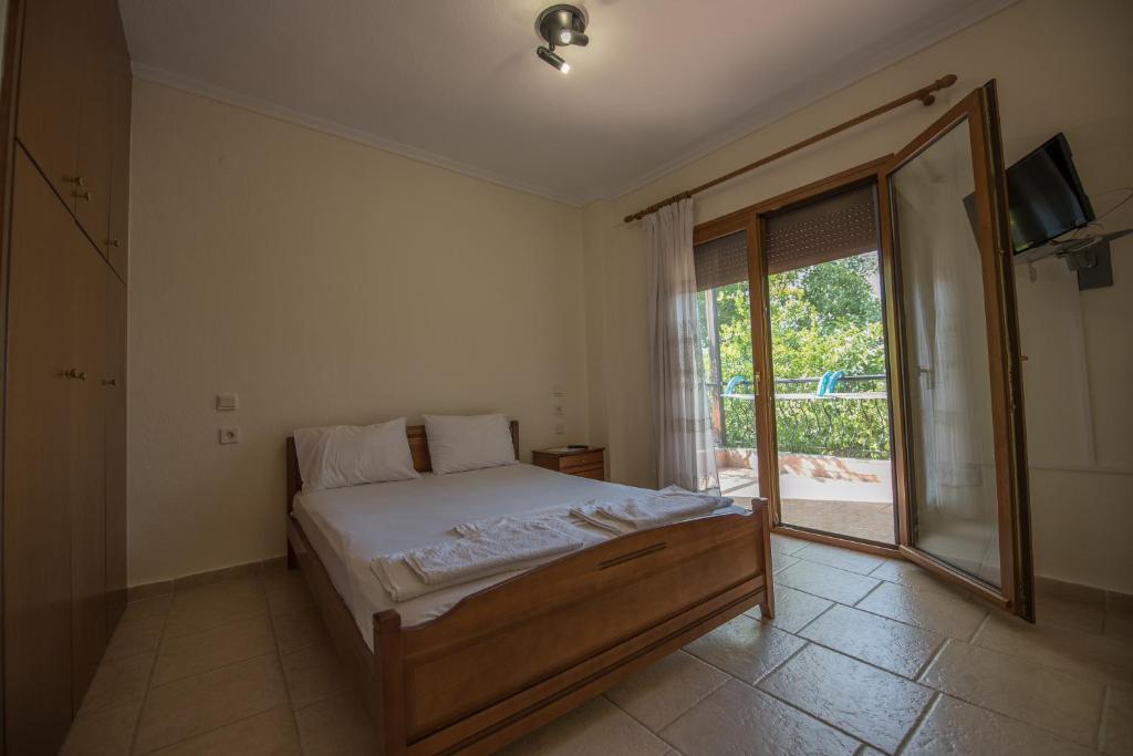 Postel nebo postele na pokoji v ubytování Caryatis Ntoridis Studios & Apartments in Afitos