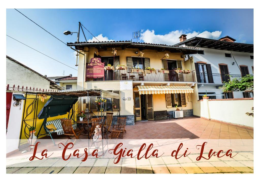 een gebouw met een balkon en een bord met de tekst la casa gilla de bij B&B La Casa Gialla Di Luca in Mazzè