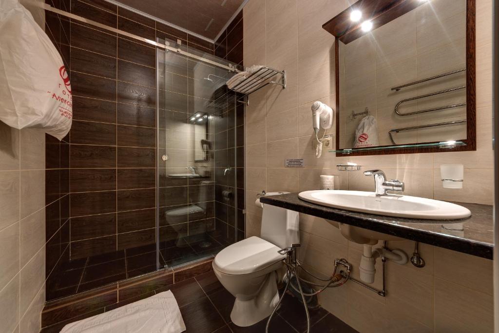Koupelna v ubytování Aleksandria Hotel