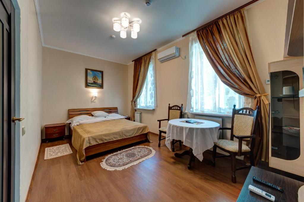 Postel nebo postele na pokoji v ubytování Aleksandria Hotel
