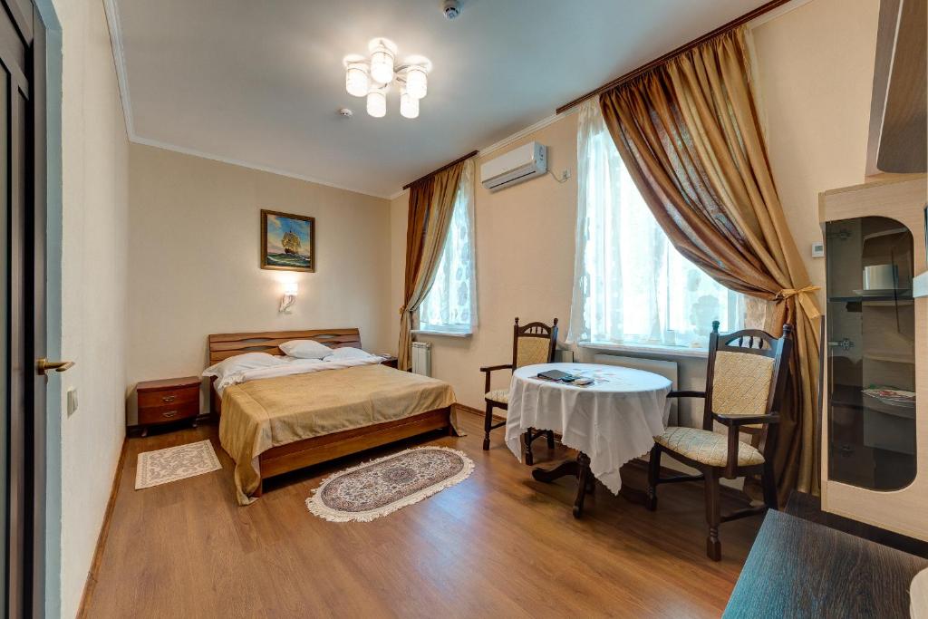Postel nebo postele na pokoji v ubytování Aleksandria Hotel