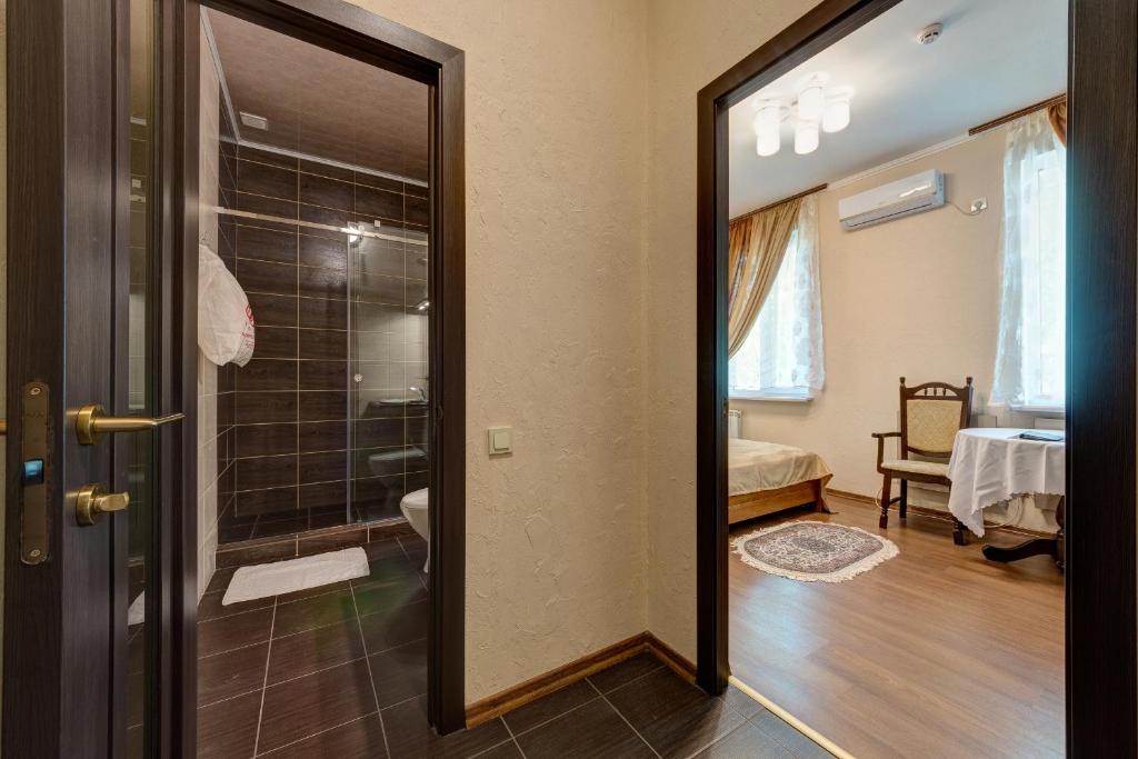 Koupelna v ubytování Aleksandria Hotel