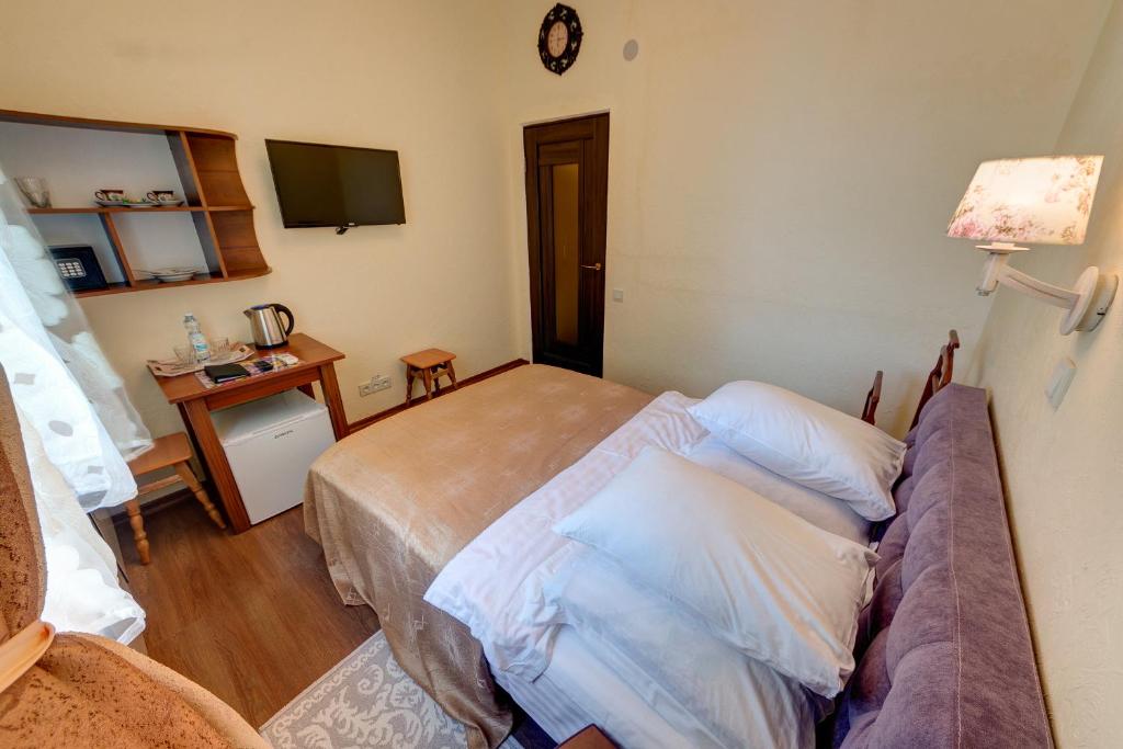 Postel nebo postele na pokoji v ubytování Aleksandria Hotel