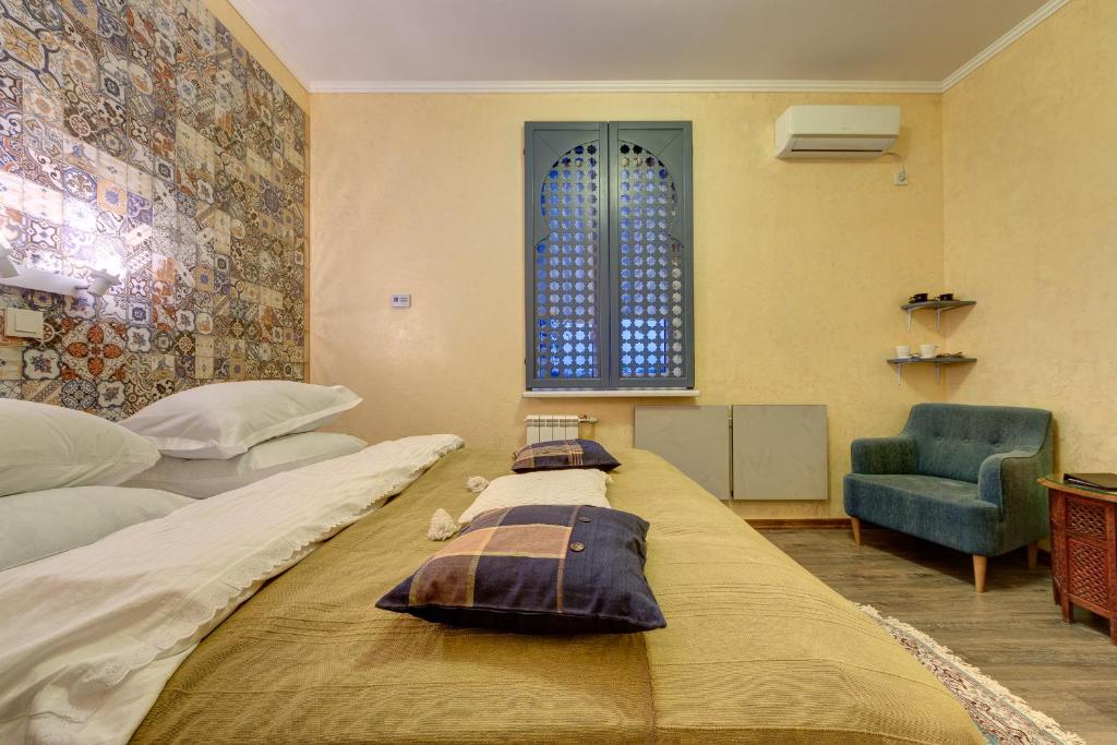 Postel nebo postele na pokoji v ubytování Aleksandria Hotel