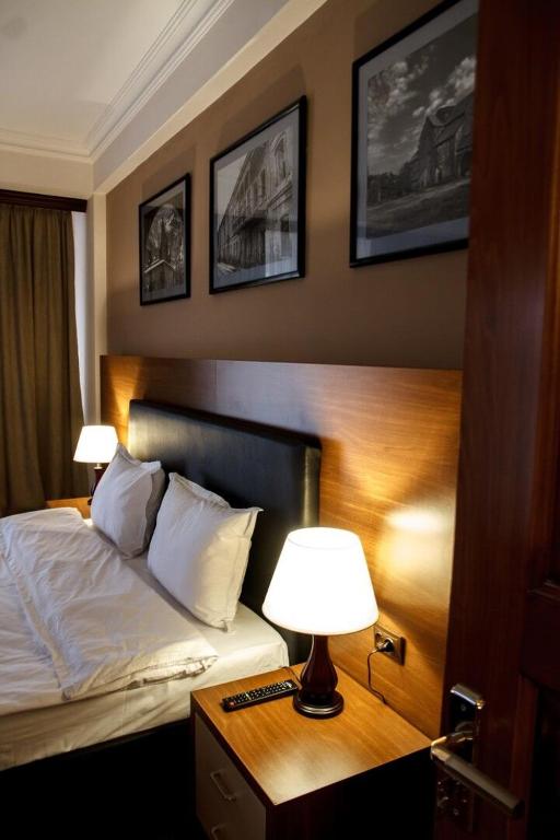 Postel nebo postele na pokoji v ubytování Hotel Plaza Viktoria