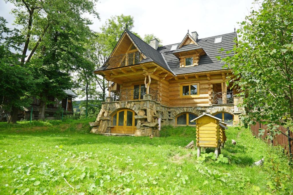 a large wooden house in a grassy yard at Willa Turnia in Kościelisko