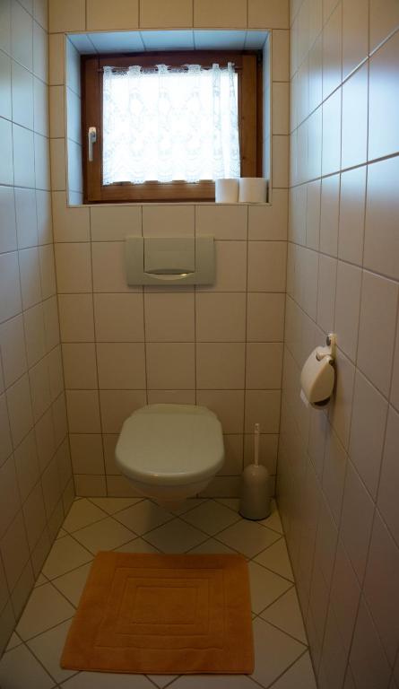 A bathroom at Britzerhof