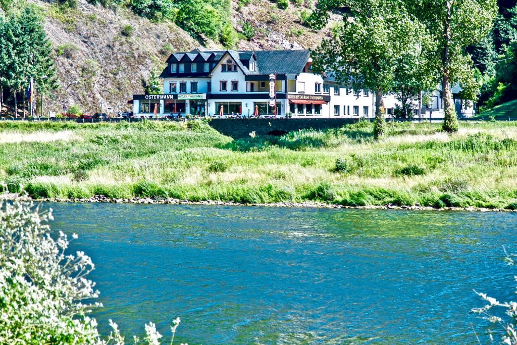 una casa sentada a orillas de un río en Hotel Ostermann, en Treis-Karden