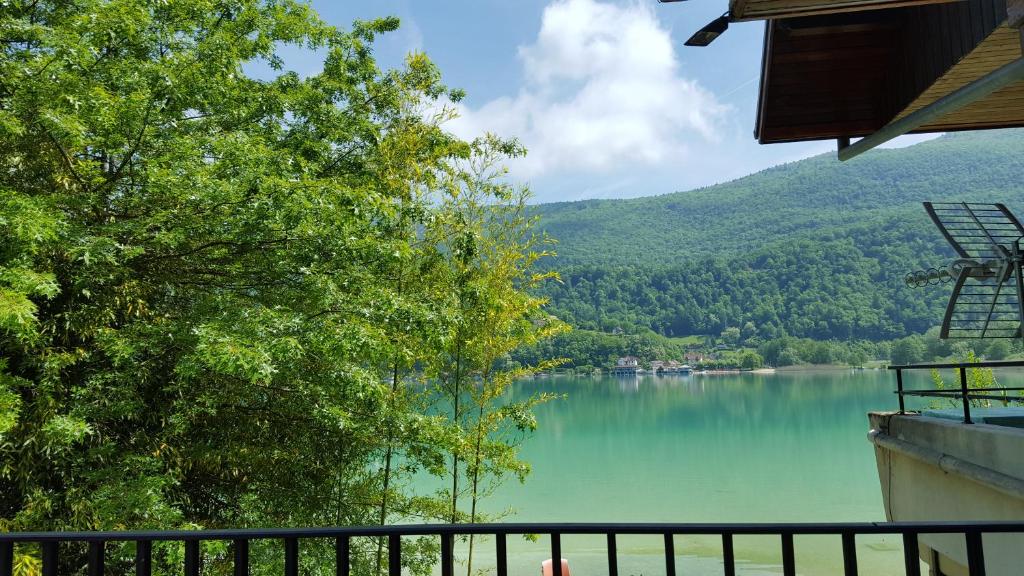 una casa con vistas al lago en Les Sirenes, en Lepin-le-Lac