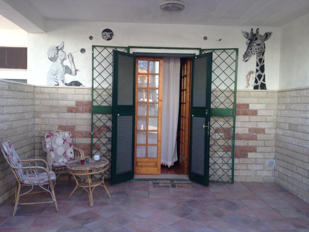 ガリポリにあるVillino dei muralesのキリン像が壁に掛けられたドア付きの部屋