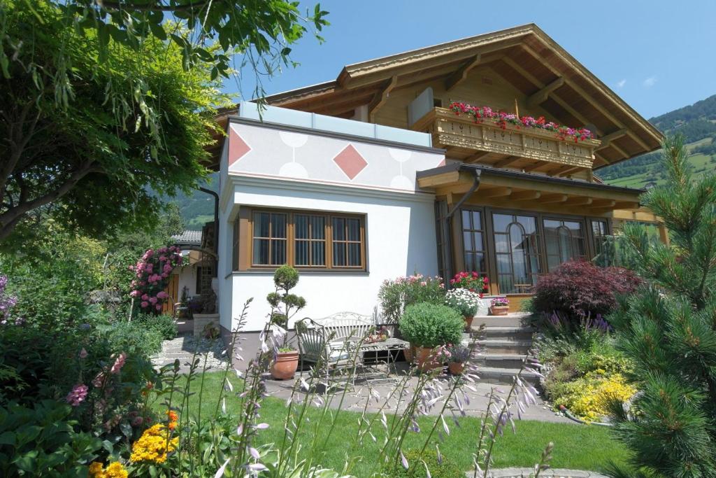 ein Haus mit Garten davor in der Unterkunft Haus Mattersberger in Matrei in Osttirol