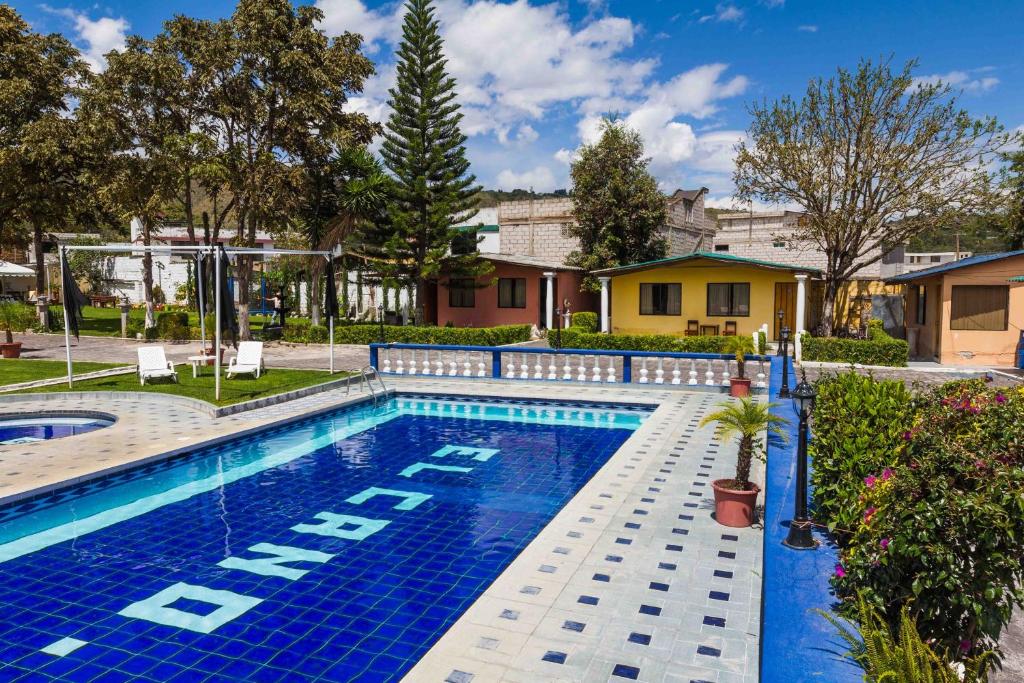 a swimming pool in a yard with a house at El Cano in Guaillabamba