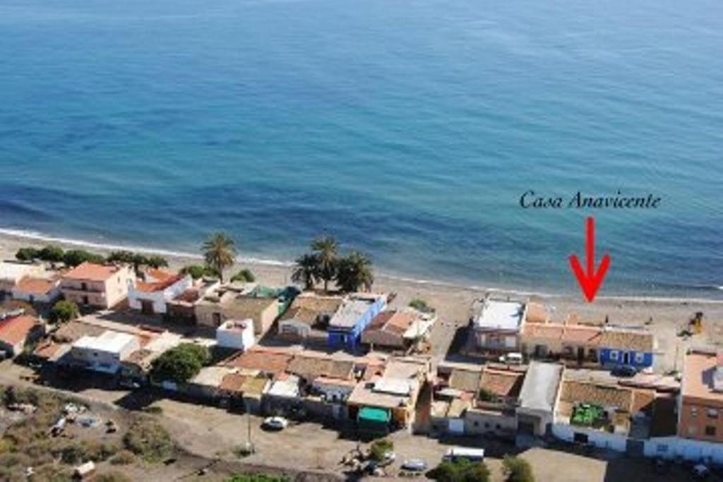 una vista aérea de un complejo cerca del océano en Casa Anavicente ON the beach, en Calnegre