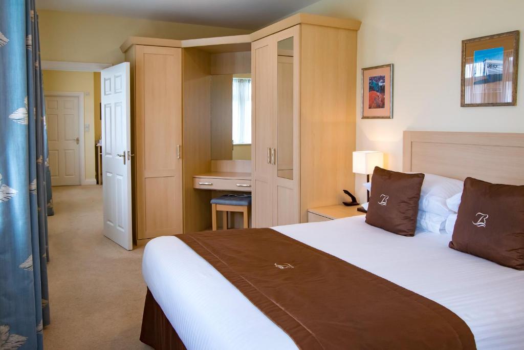 Una cama o camas en una habitación de Biarritz Hotel