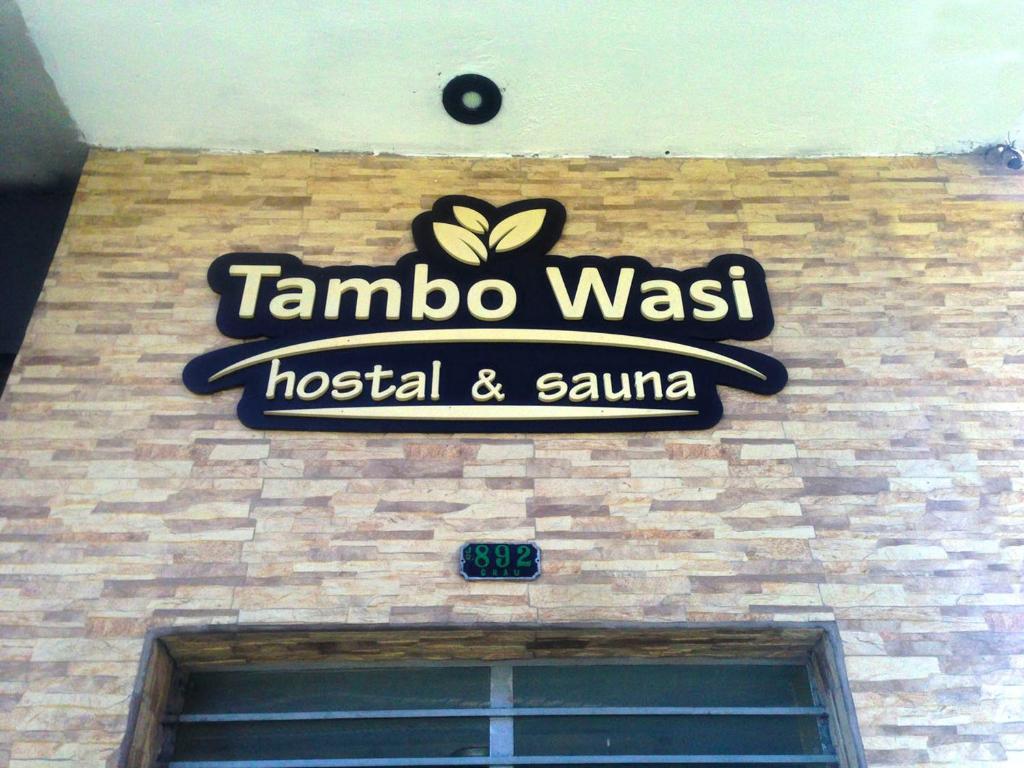 um sinal na lateral de um edifício em Hostal Sauna Tambo Wasi em Huancayo