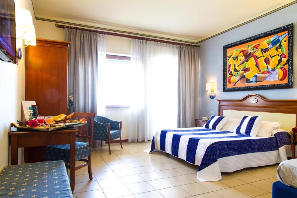 Postel nebo postele na pokoji v ubytování Hotel Riva Del Sole