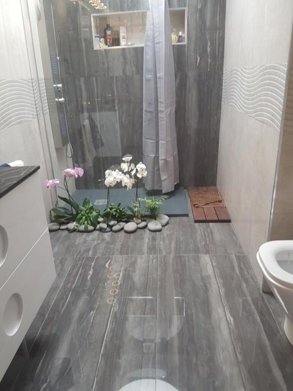 A bathroom at Villa Ola, Golf del Sur