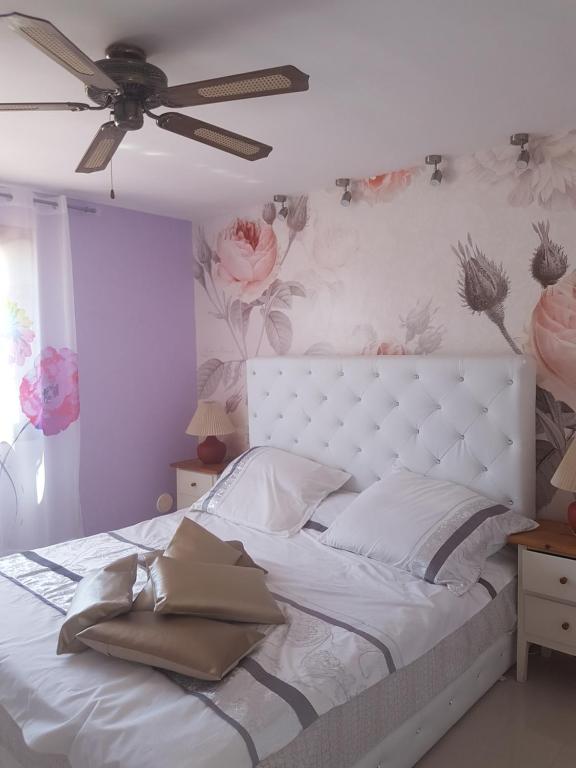 A bed or beds in a room at Villa Ola, Golf del Sur