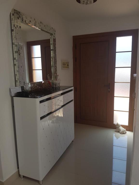 A kitchen or kitchenette at Villa Ola, Golf del Sur
