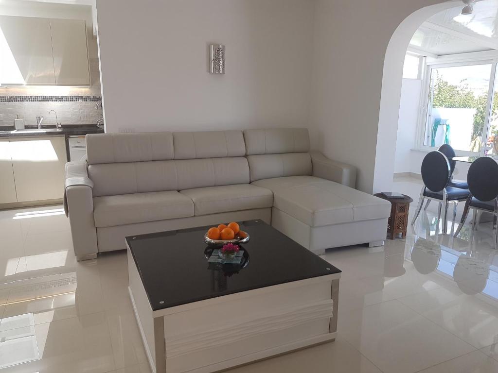 A seating area at Villa Ola, Golf del Sur