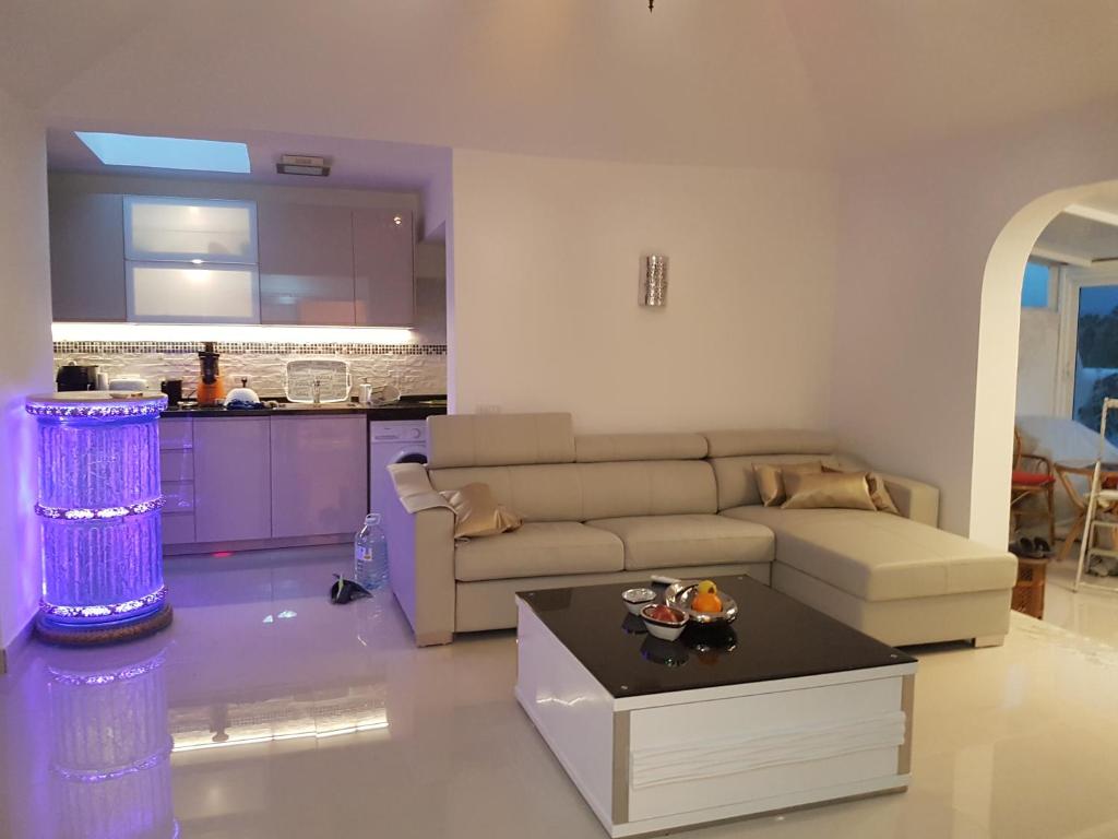 A kitchen or kitchenette at Villa Ola, Golf del Sur