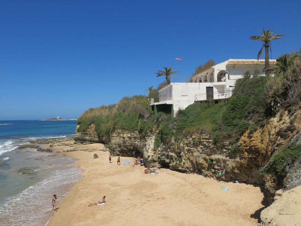 un grupo de personas en una playa junto al océano en Capitaine Lucas, en Los Caños de Meca