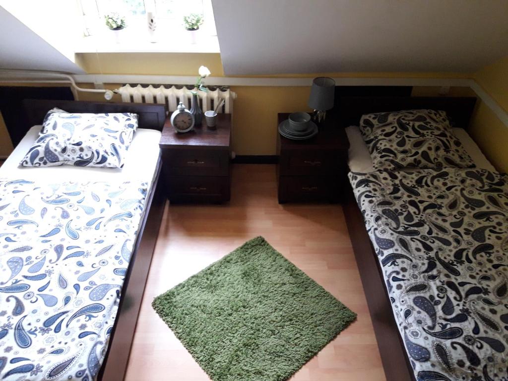 Posteľ alebo postele v izbe v ubytovaní Hostel Pałacyk