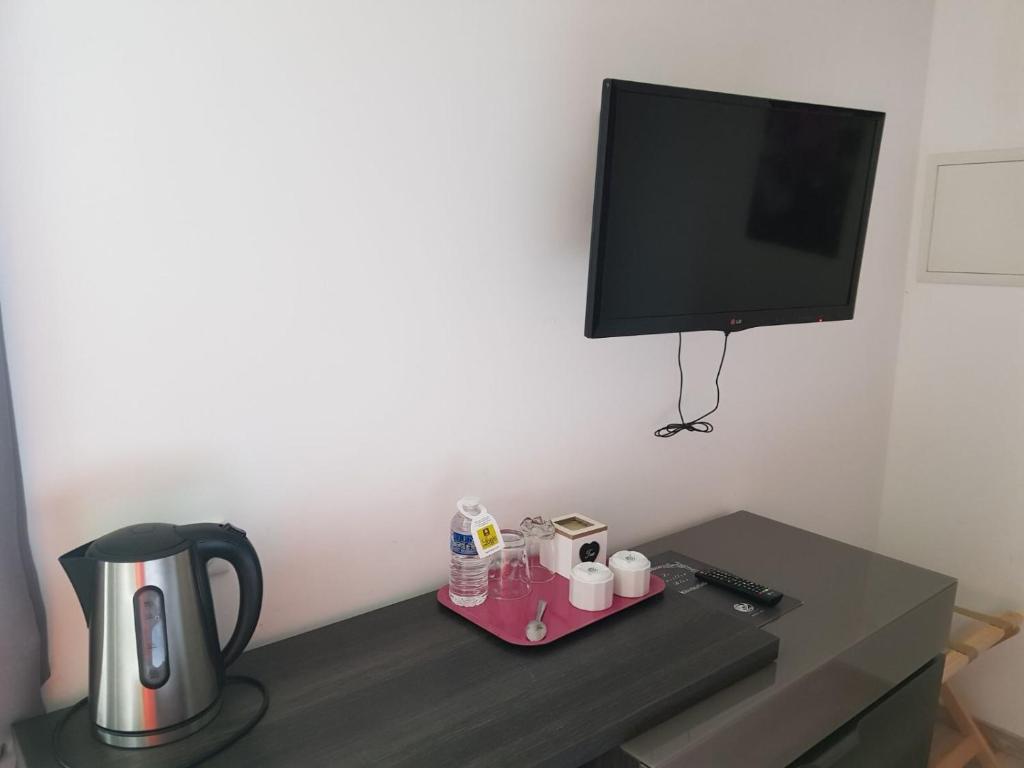 TV a/nebo společenská místnost v ubytování Hotel Restaurant Pavillon Bleu