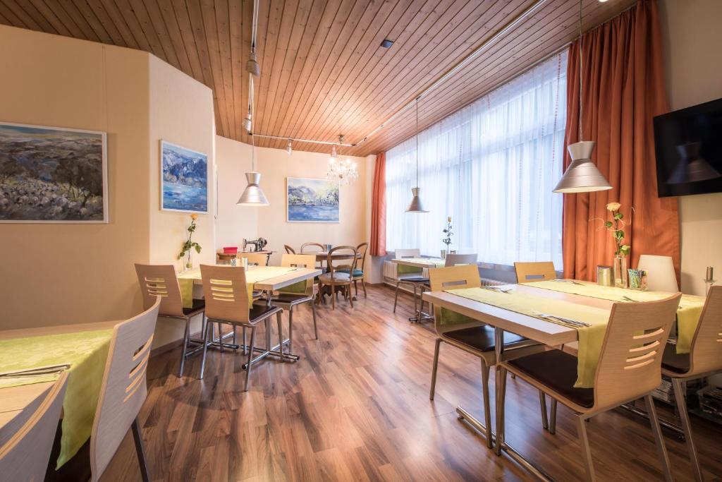 Uma área de estar em Hotel Derby Interlaken - Action & Relax Hub