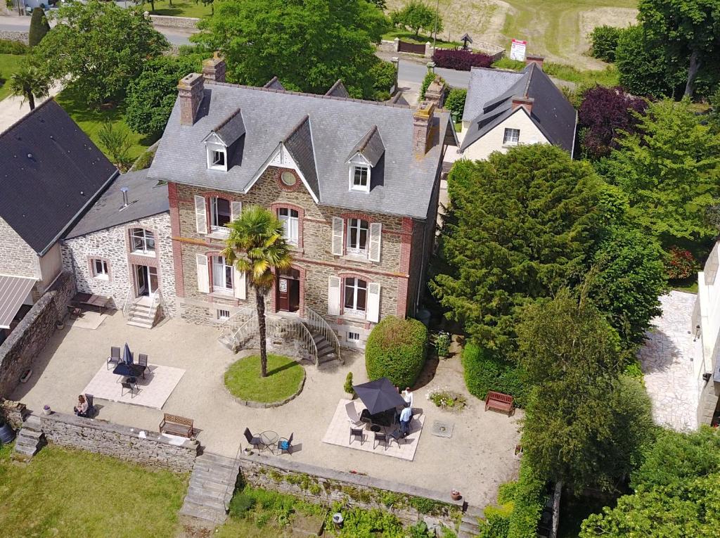 z góry widok na duży dom z palmą w obiekcie Vue sur la Rance w mieście Saint-Samson-sur-Rance