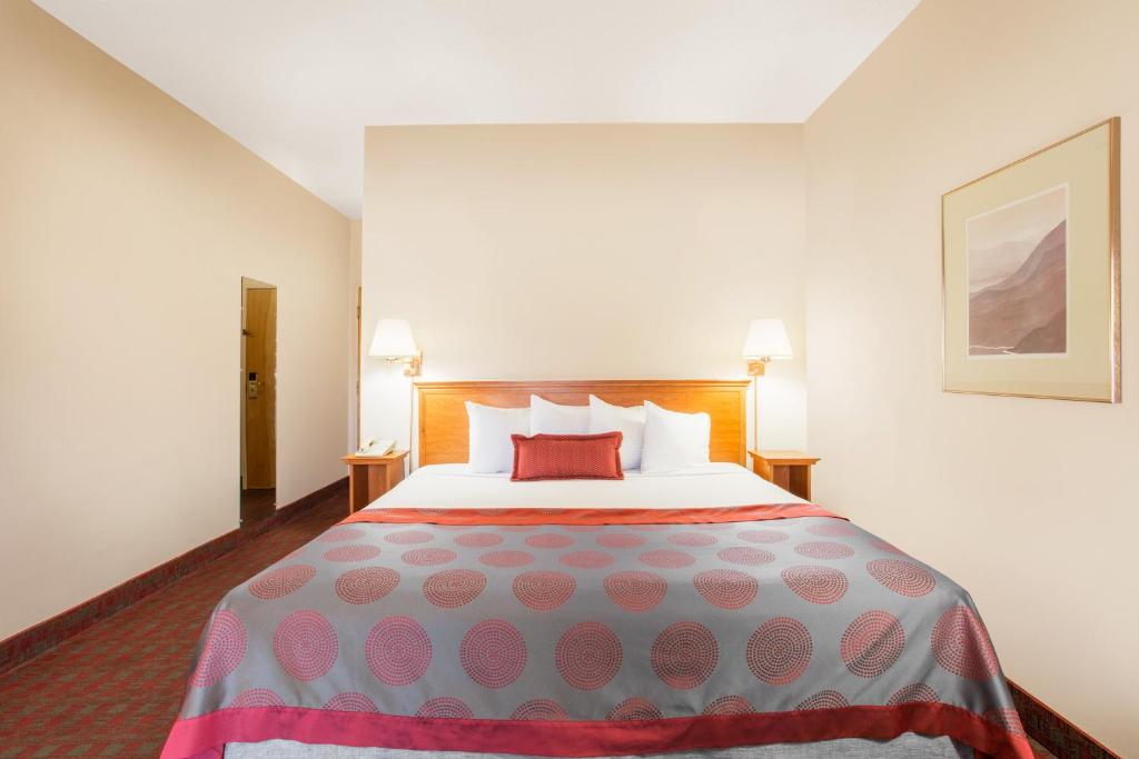 Postel nebo postele na pokoji v ubytování Ramada by Wyndham St George