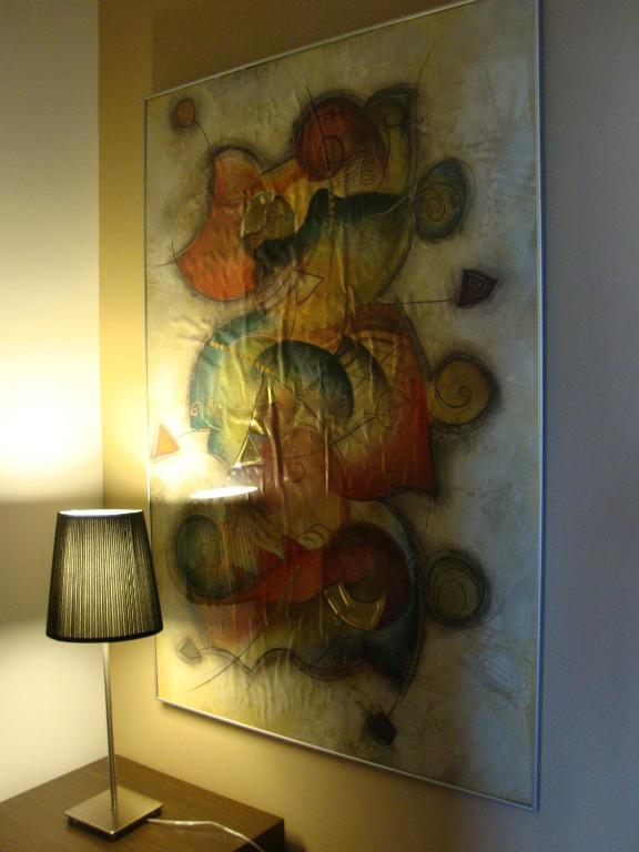 obraz wiszący na ścianie obok lampy w obiekcie Hotel Chancelas w mieście Chancelas