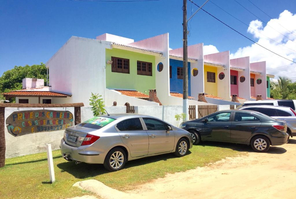 two cars parked in front of a house at Privê dos Carneiros in Tamandaré