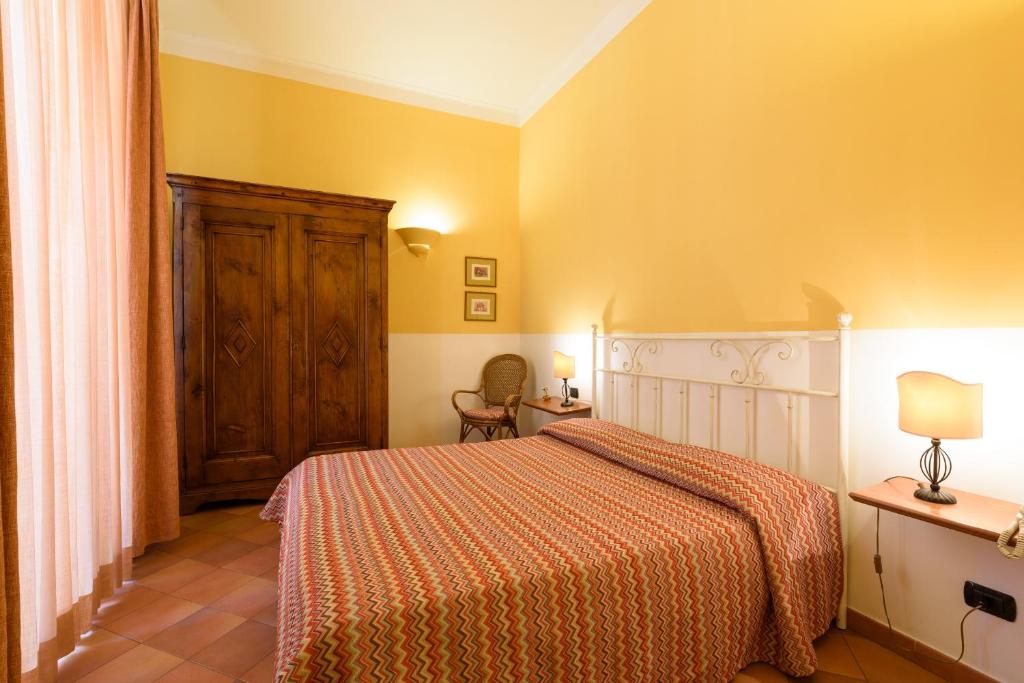 Postel nebo postele na pokoji v ubytování Hotel Mergellina