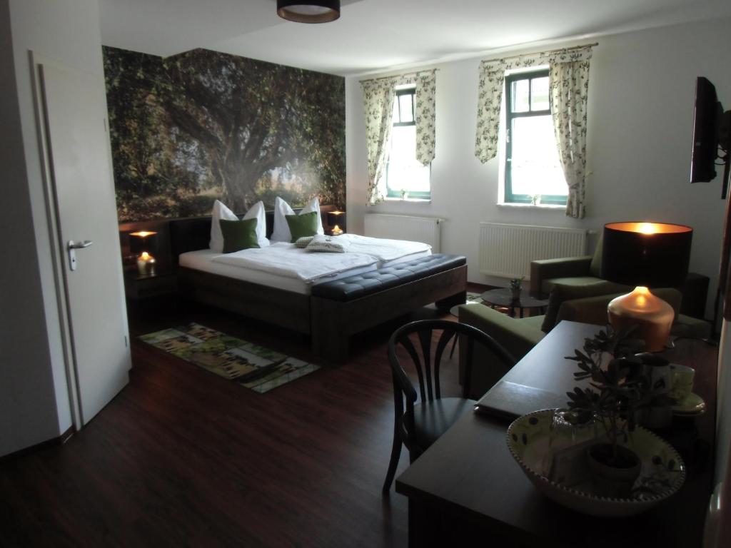 - une chambre avec un lit et un salon dans l'établissement Hotel Trendtino, à Eisenberg